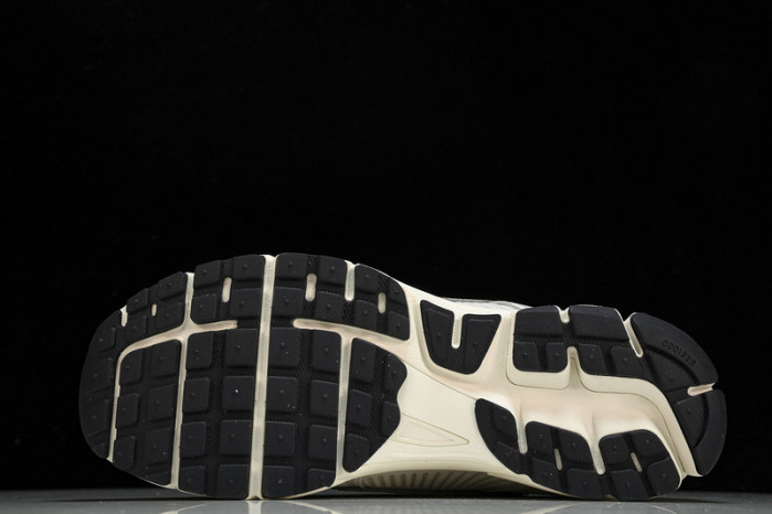 Nike Zoom Vomero 5 Photon Dust Metallic Silver  FD0884-025