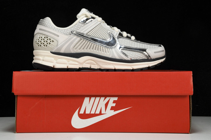 Nike Zoom Vomero 5 Photon Dust Metallic Silver  FD0884-025